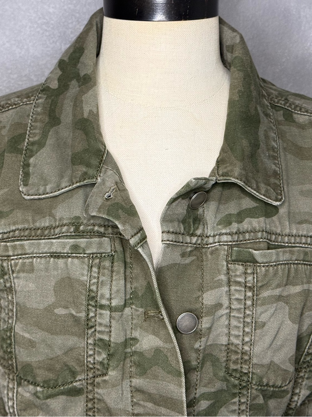 LOFT Green Camo Denim Jacket Women's Medium Cotton Button Front Utility Casual - Picture 2 of 8